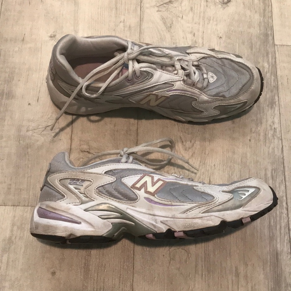 New Balance 725 Women’s Sneakers